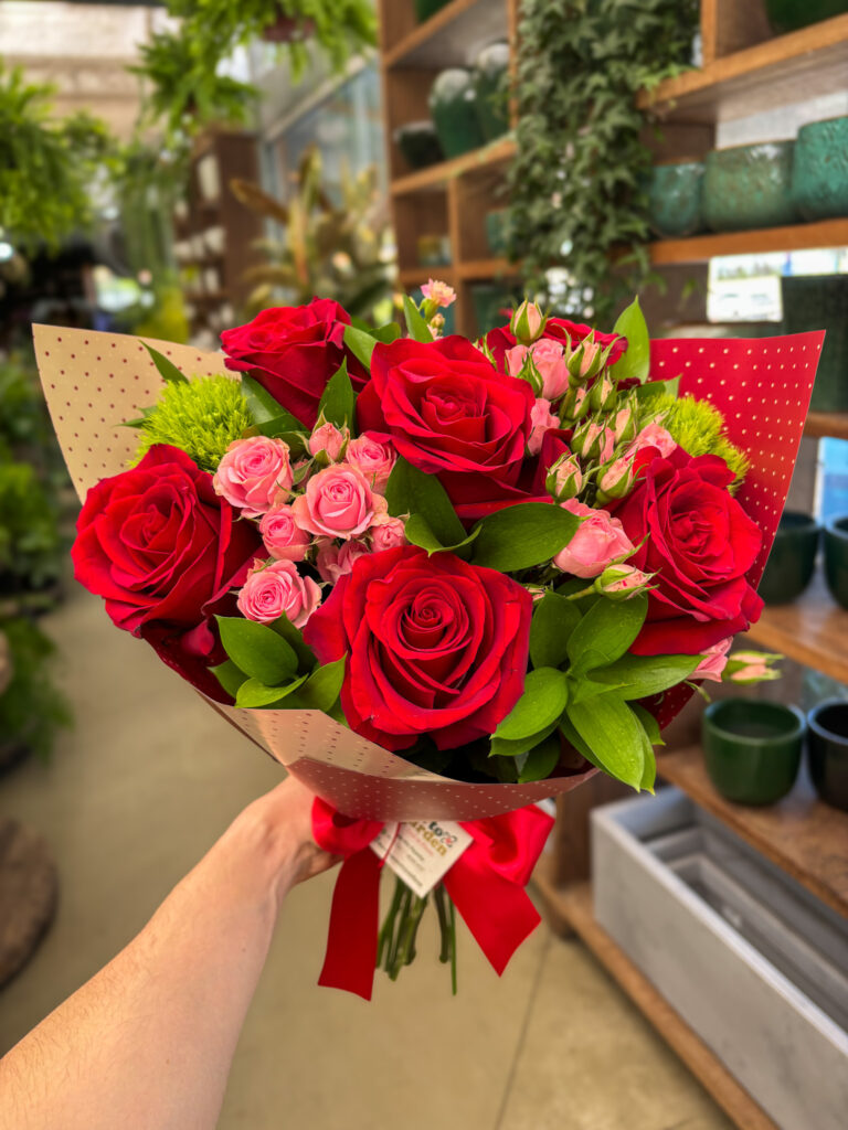Buquê de 6 Rosas Importadas e Mini Rosa - Cod. 71866 R$ 284,90