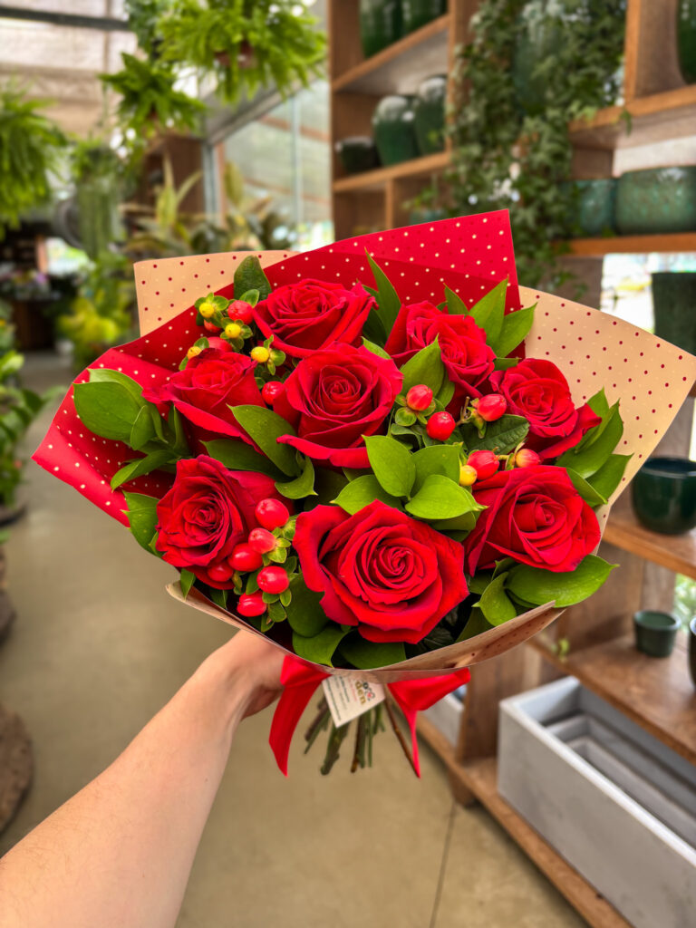 Buquê de Rosa Importada e Hypericum - R$ 72127 R$ 279,90