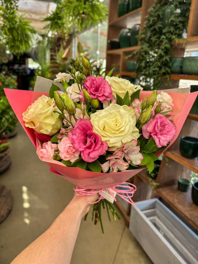 Buquê com Rosa Importada branca, Lisisanthus rosa e Alstroemeria - Cod. 72246 R$ 219,90