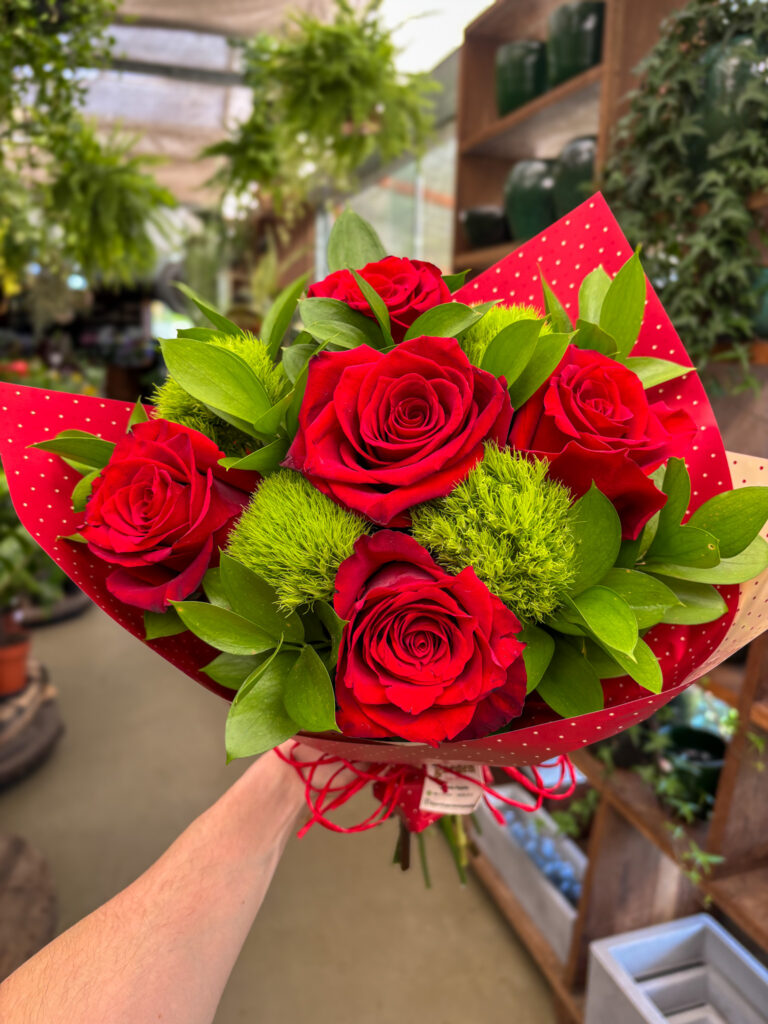 Buquê de 5 Rosas Importadas e Green Ball - Cod. 72183 R$ 239,90