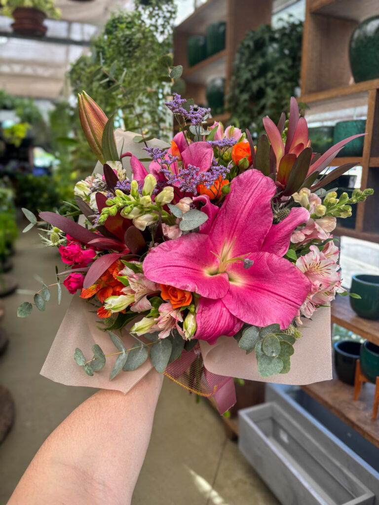 Buquê de Lírios, Mini Rosa, Boca de Leão, Folha de Proteia e Alstroemeria - Cod. 72532 R$ 309,90