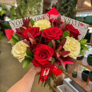 Buquê de 9 Rosas Importadas Vermelhas e Brancas - Cod. 72548 R$ 349,90